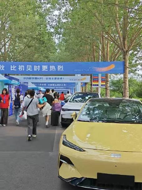 科技感拉满！哈尔滨华德学院迎新现场智能机器狗成焦点